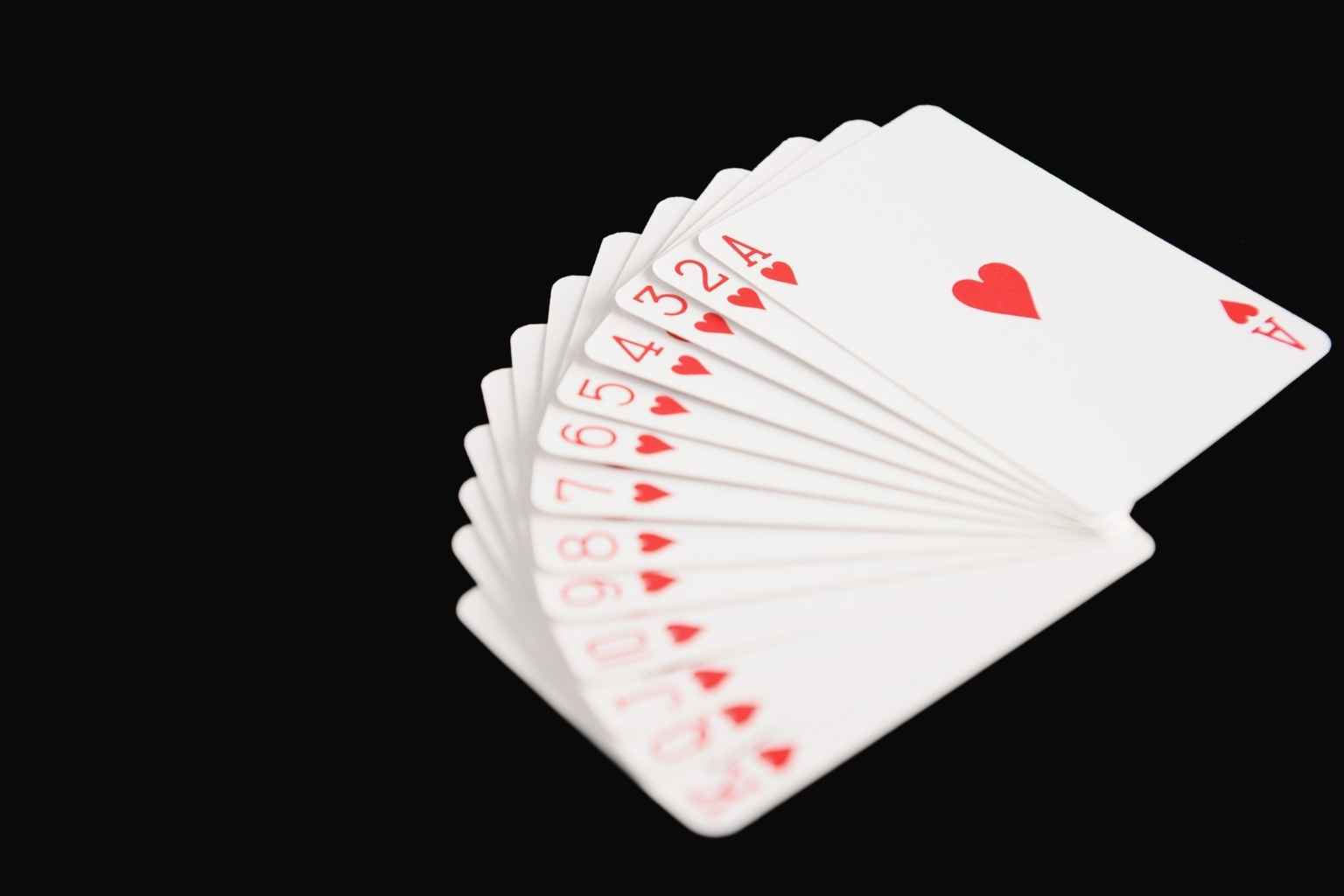 Spelare lägger kort i kortspelet Hjärter under en spelomgång